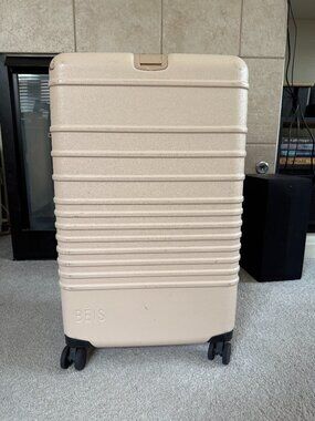 The Medium Check-In Roller Beis